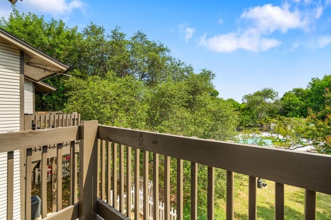 Building Photo - River Crossing Townhome - 2Bd-2.5BA - Redone to the Nines -  W/D - Resort Pool
