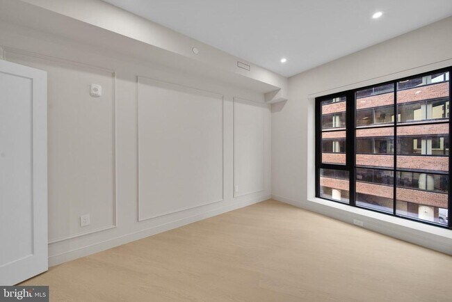 Building Photo - 2121 Ward Pl NW