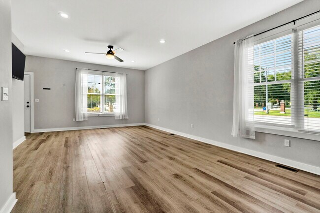 Building Photo - 100 E Maple St