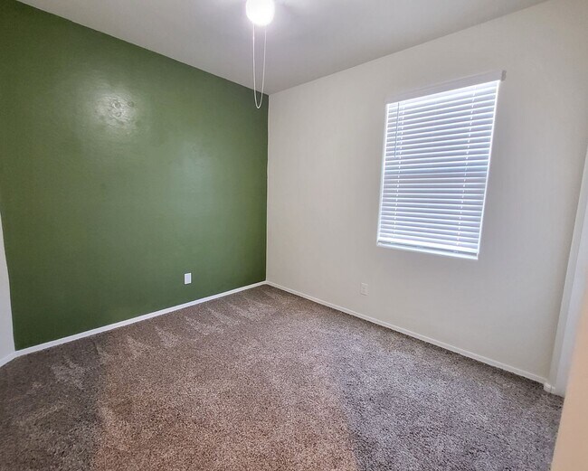 Building Photo - 3 Bedroom 2 Bathroom Magma Ranch Home
