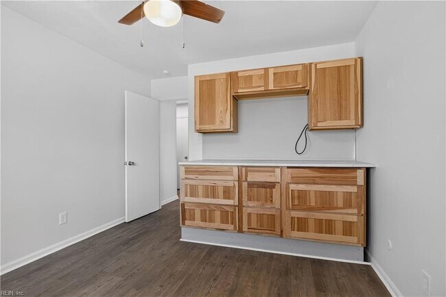 Building Photo - 3044 Camelot Blvd