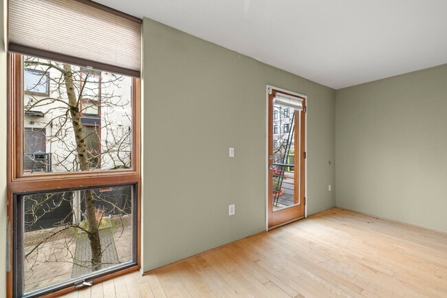 Building Photo - 2 BR 2 BA Townhome in North Tabor- 3 Levels!