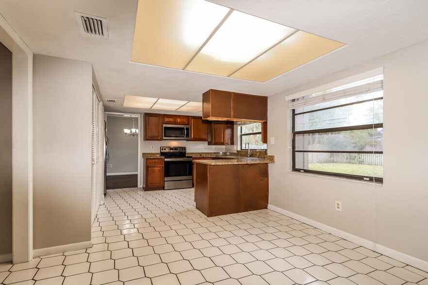 Building Photo - 15715 Country Lake Dr