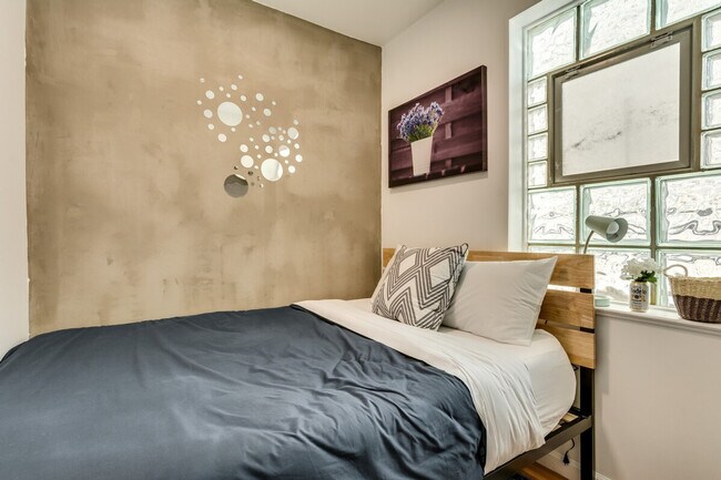 Building Photo - 1519 W Superior St