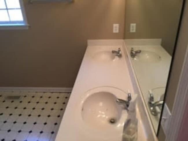 Building Photo - 3 Bed, 2 Bath home with Shop & 3 acres!