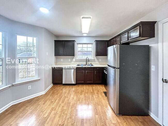 Building Photo - 1808 Lakewood Village Dr