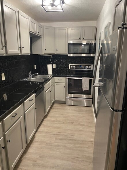 Building Photo - 420 N Villa Ct