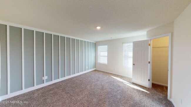 Building Photo - Inviting Townhouse