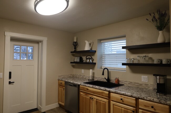 Building Photo - 351 N Main St