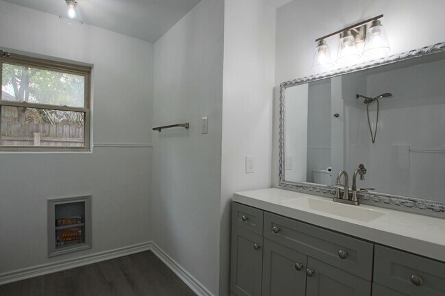 Building Photo - Adorable 3 Bed 2 Bath in Tyler with TWO Li...