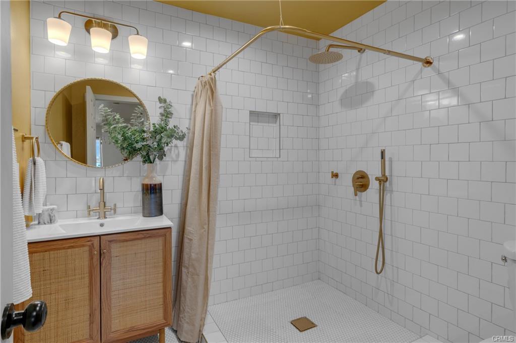 Bathroom 1 - 1123 E Ocean Blvd