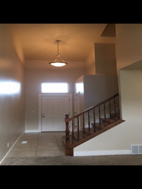 Building Photo - 2557 Garden Dr