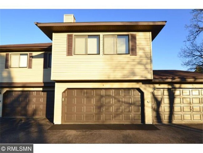 Building Photo - Spacious 2 Bed 2 Bath in Gorgeous Townhome