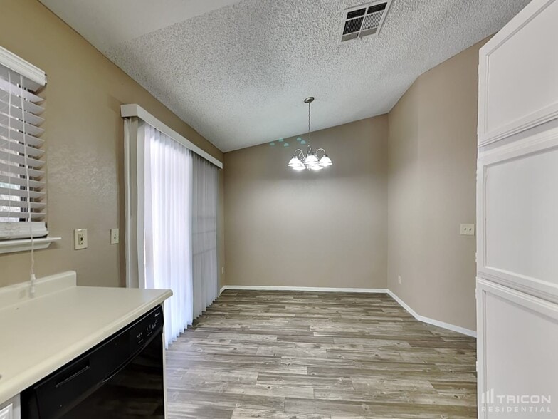 Building Photo - 733 Reagan Dr