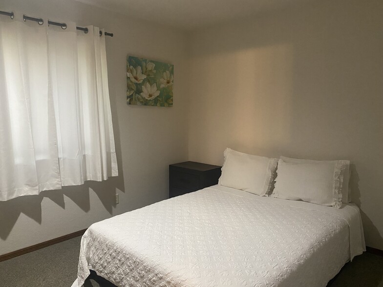 Bedroom2 Furnished - 412 N Oakwood Rd