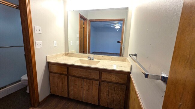 Building Photo - Great 3 Bedroom Home in Yukon!  $1450!