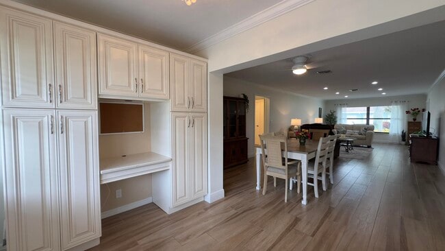 Building Photo - 9900 Chestnut Tree Terrace