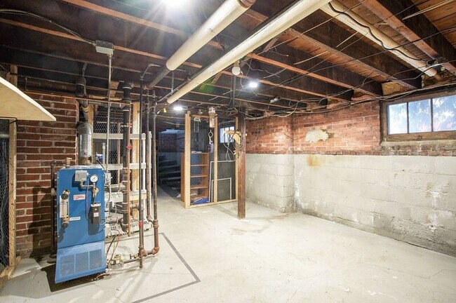 Building Photo - 109 Carver St