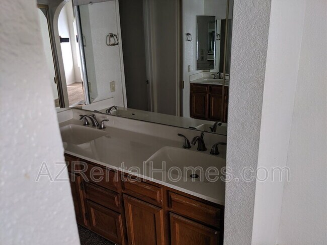 Building Photo - 819 N College Ave