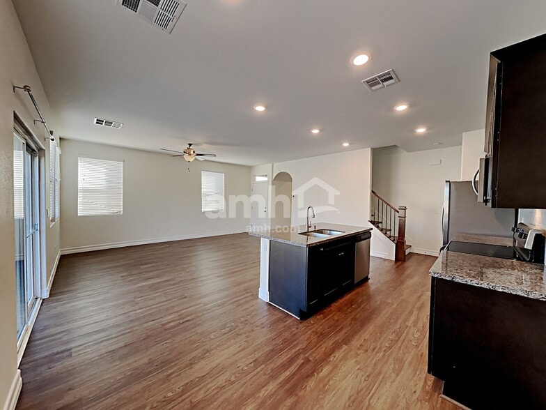 Building Photo - 5884 Petronius St