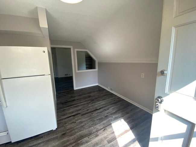 Building Photo - 1 Bed / 1 Bath Upstairs Unit with Private Balcony – Riverside Gardens