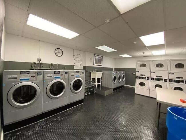 Building Photo - 3 bedroom in NEW YORK NY 10038