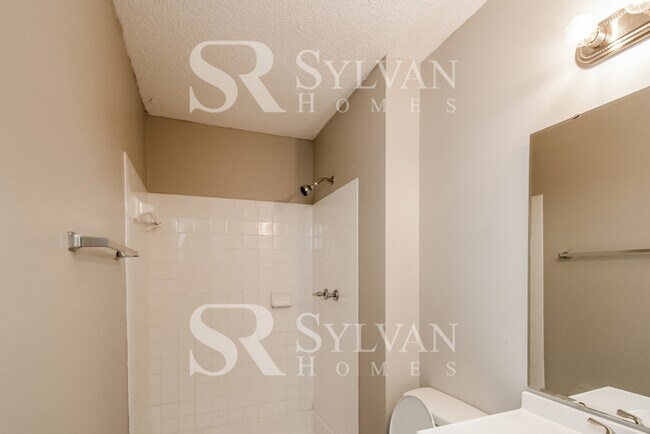 Building Photo - Your dream home awaits