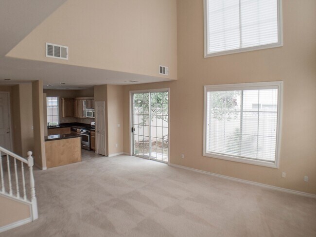 Building Photo - 3 BEDROOM, 3 BATHROOM, 2 CAR GARAGE, COMMUNITY POOL & SPA