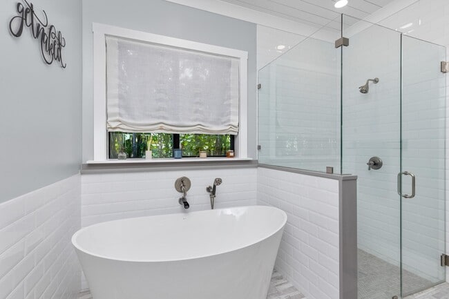 Building Photo - 940 Greenbriar Dr