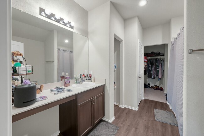 Building Photo - 15127 Willow Tree Ln