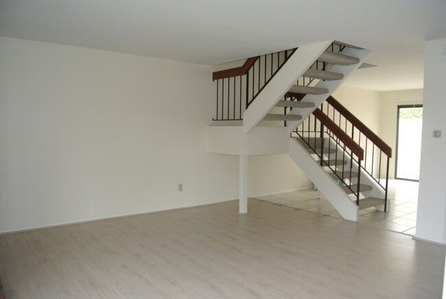 Building Photo - 3Bed/2.5Bath Townhome off Poinsettia!~ Briarwood