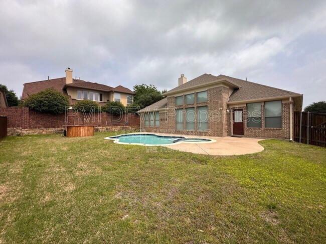 Building Photo - 2610 Meadow Ridge Dr