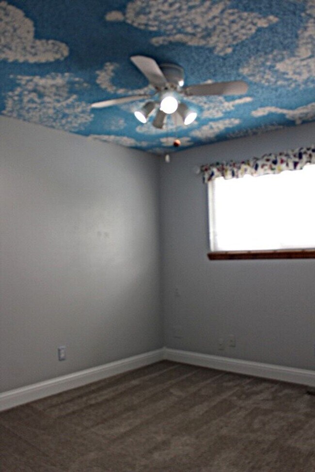 Building Photo - Columbine Hills - 3 BR/2 1/2 BA Home!