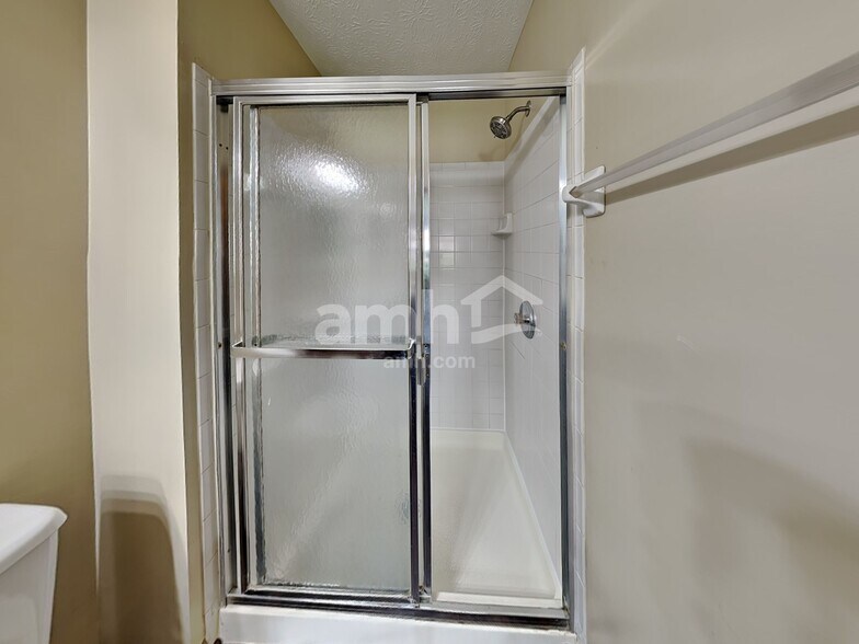 Building Photo - 1960 Queens Meadow Ln