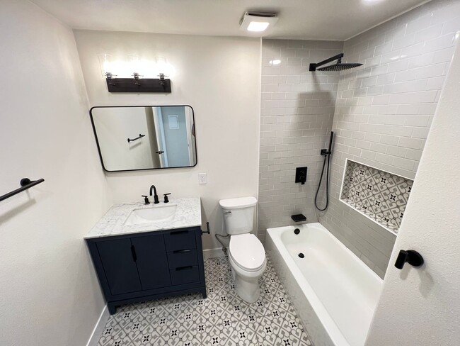 Building Photo - Beautifully Remodeled 1 Bedroom Condo in O...