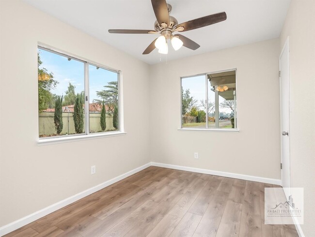 Building Photo - Thorne Property