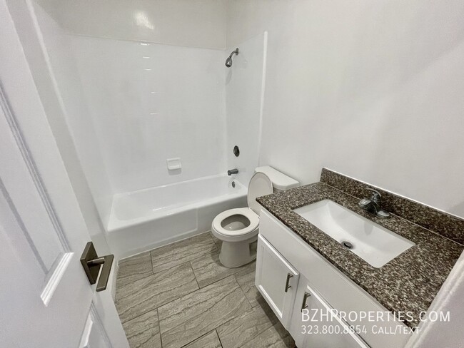 Building Photo - Beautiful 1 Bedroom in Prime Hollywood