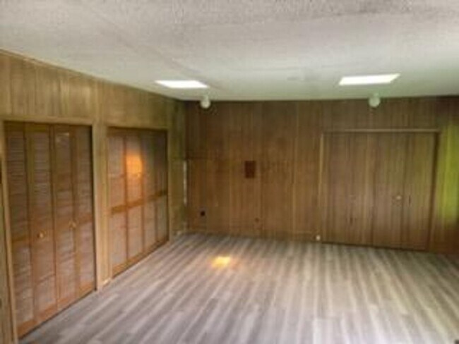 Building Photo - 2129 E Illinois Ave