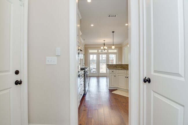 Building Photo - Gorgeous 5-Bedroom 3.5 Bath Home