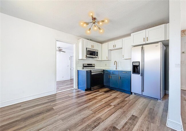 Building Photo - 2100 28th Ave N