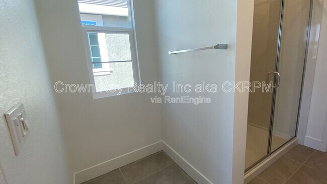 Building Photo - 120 Adriana Dr