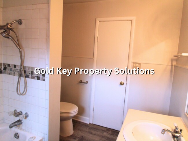 Building Photo - Huge 5 BR 2 Full Bath House with Central Air (Section 8 Approved)