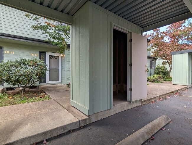 Building Photo - 2-Bedroom, 1.5-Bath Sunset Meadow Townhous...