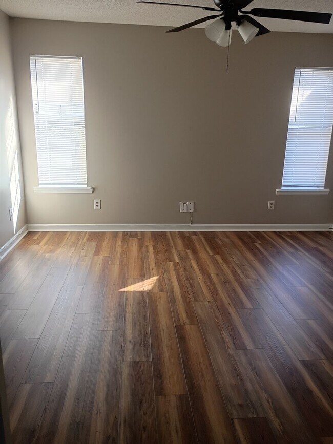 Building Photo - MOVE IN READY