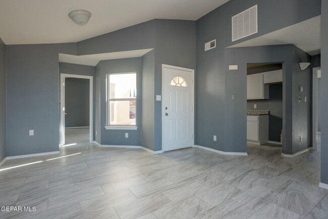 Building Photo - 3421 Waterside Dr