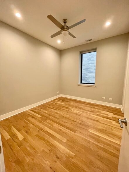 Building Photo - 4555 N Ravenswood Ave