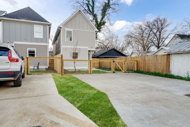 Building Photo - Stunning 3BE/2.5BA in the SHELBY PARK area! Easy DOWNTOWN access!