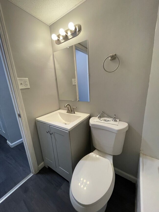 Building Photo - Updated 1 Bedroom in Bellevue with Off Str...