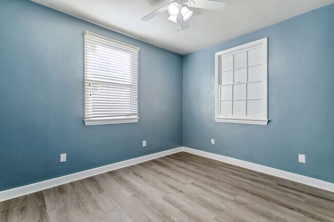 Building Photo - Better Price! Old Jefferson 3 Bedroom! Clo...