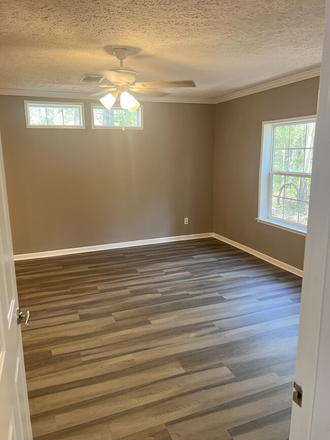 Building Photo - 489 Windwood Dr